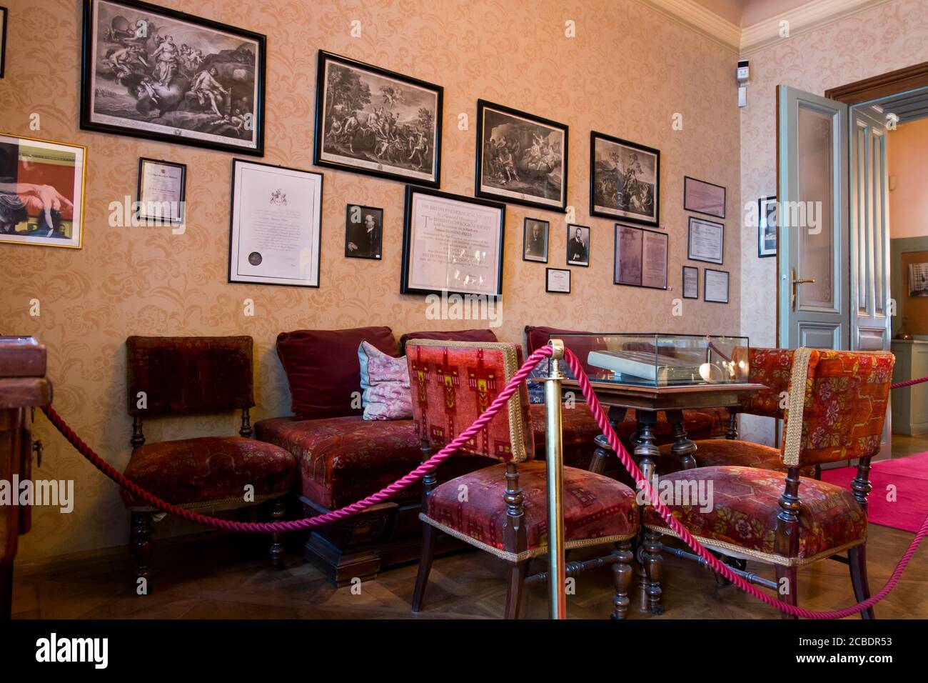 Innenansicht des reich ausgestatteten Sitzzimmers von Sigmund Freuds Wohnung und Büro, heute ein Museum. In Wien, Österreich. Stockfoto