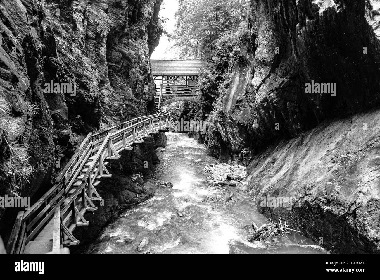 Sigmund Thun Schlucht. Kaskadental der wilden Kapruner Ache bei Kaprun, Österreich. Schwarzweiß-Bild. Stockfoto