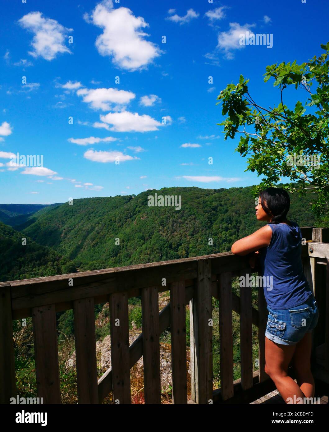 Eine afro-asiatische Frau von hinten betrachtet bewundert die Berglandschaft. Während der Ferien, Touristen gerne eine Pause machen, um die natürliche zu bewundern Stockfoto