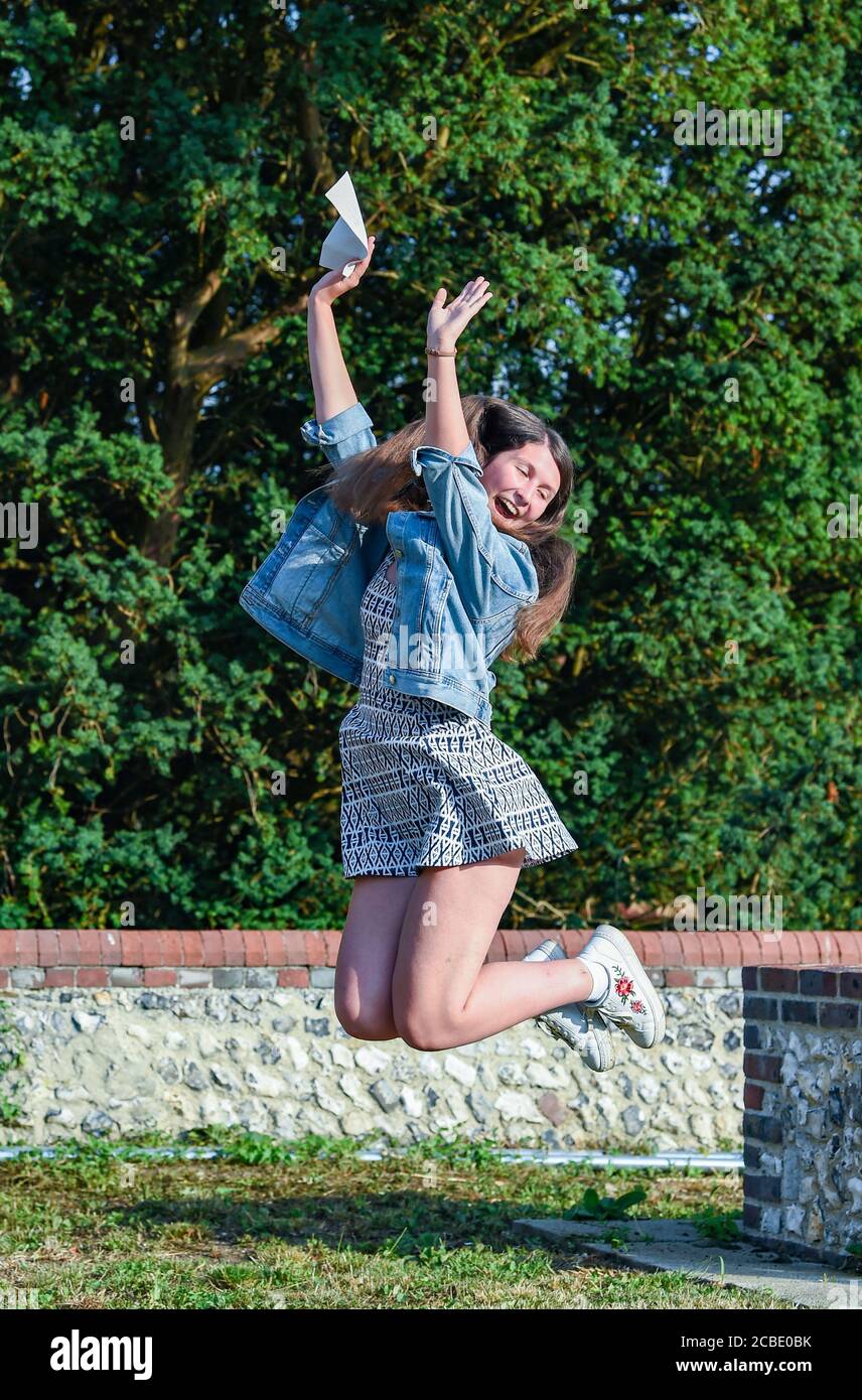 Lewes UK 13. August 2020 - Julia Hinton springt vor Freude, nachdem sie heute ein Level-Ergebnis von der Lewes Old Grammar School in East Sussex erhalten hat. Julia bekam 3 A-Sterne in Französisch Spanisch und Geschichte : Credit Simon Dack /Vervate / Alamy Live News Stockfoto