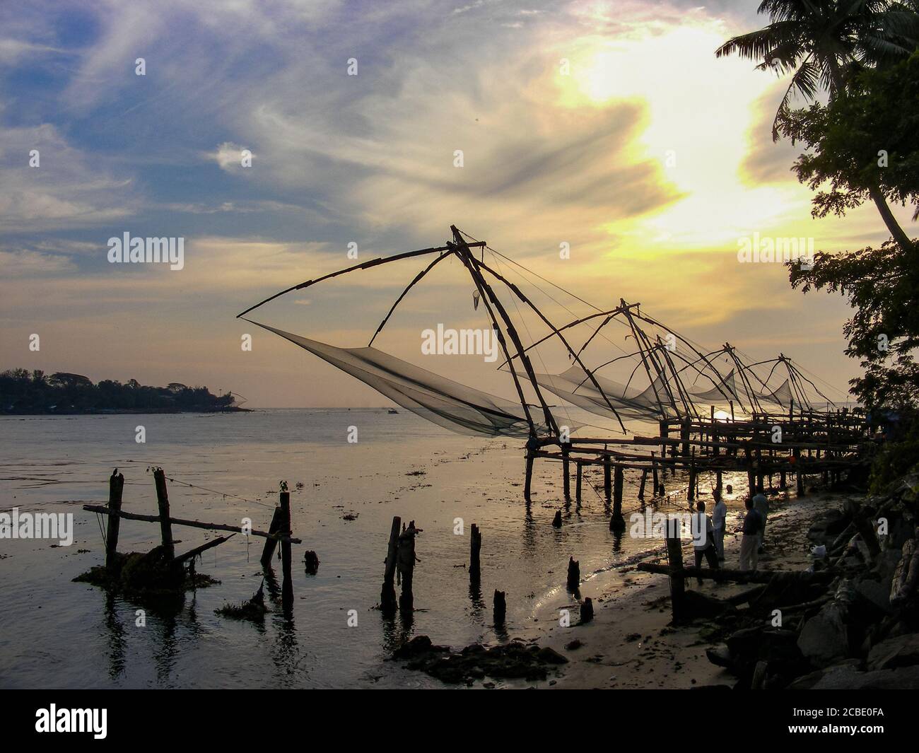 Königin des Arabischen Meeres, Paradesi-Synagoge, chinesische Fischernetze, cochin Port, antike indische Handwerksläden in Mattancherry in Kochi, Indien. Stockfoto