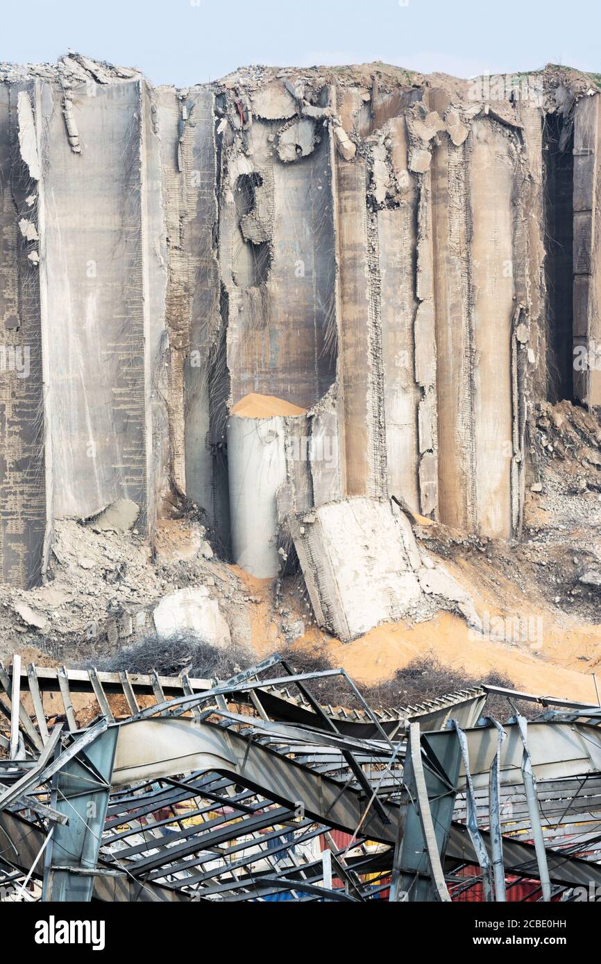 Beirut / Libanon - 08/13/2020: Getreidesilos im Hafen von Beirut zerstört nach einer Explosion erschütterte Beirut am 4. August. Stockfoto Beirut / Libanon - 08/13/2020: Getreidesilos im Hafen von Beirut zerstört nach einer Explosion erschütterte Beirut am 4. August. Stockfoto