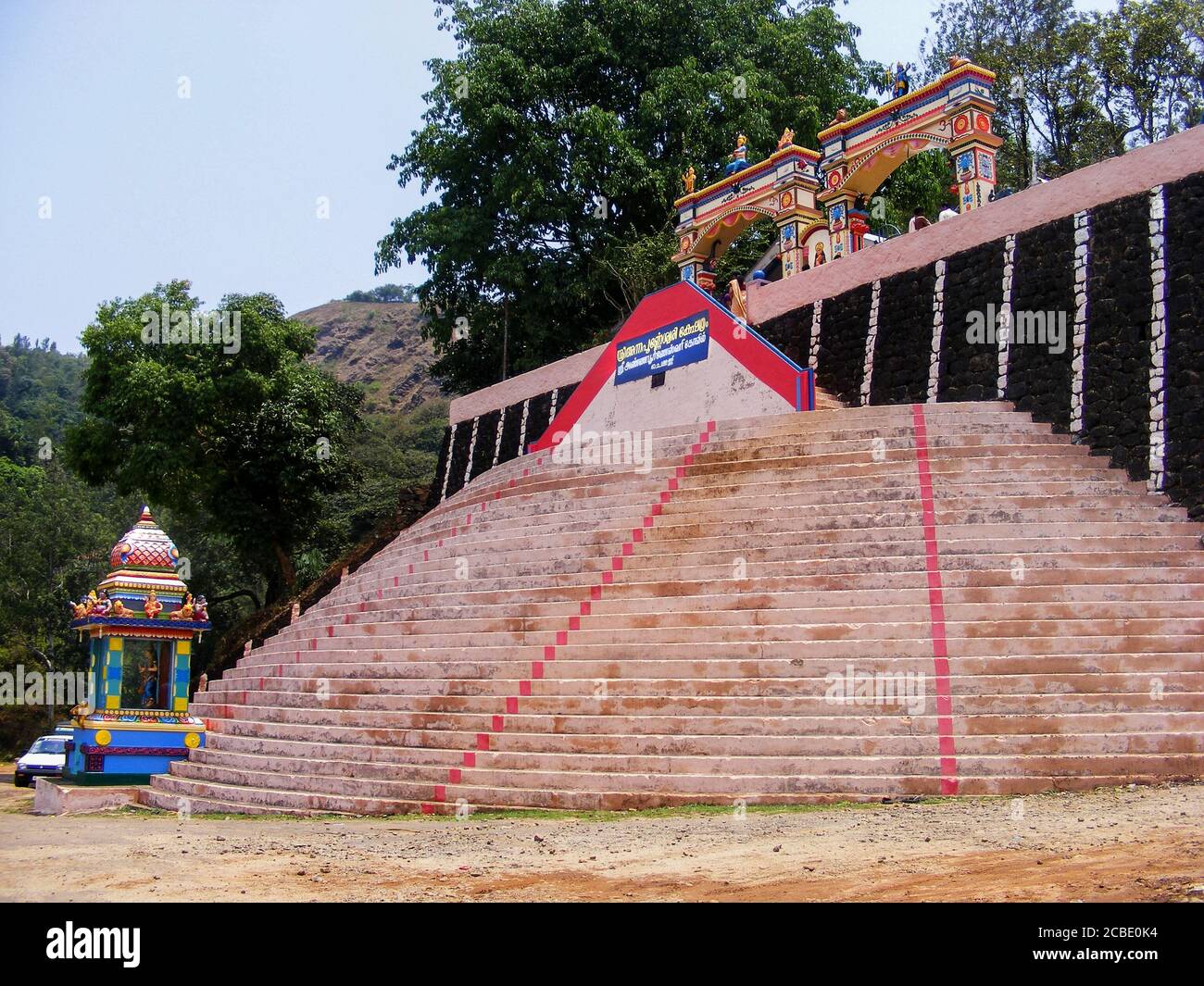 Mitten im Teestube gelegen. Der Tempel ist der Göttin Durga gewidmet Stockfoto