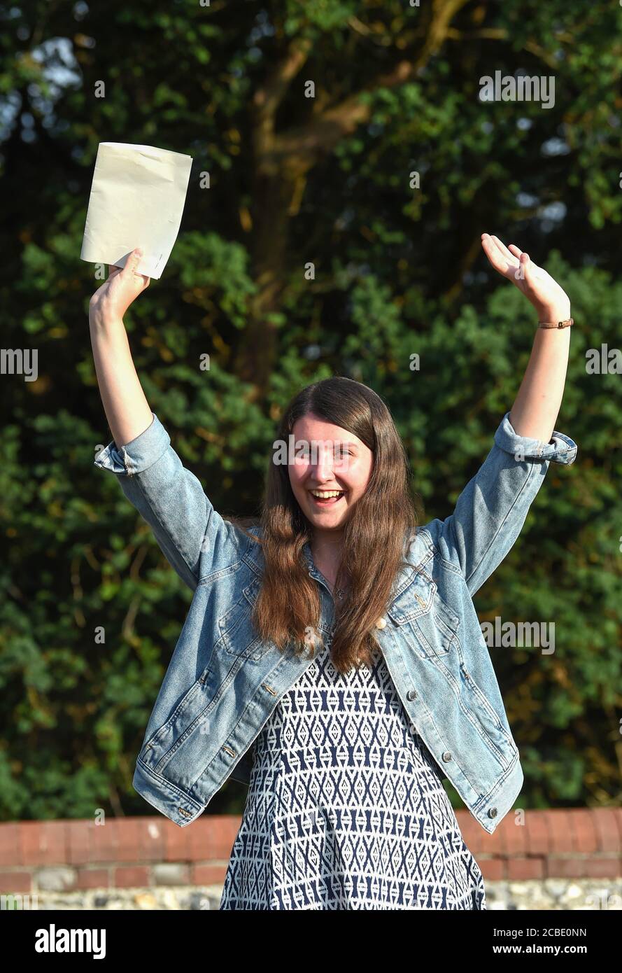 Lewes UK 13. August 2020 - Julia Hinton freut sich sehr, dass sie Heute ein Level-Ergebnis von der Lewes Old Grammar School in East Sussex erhalten hat. Julia war glücklich, nachdem sie 3 A-Sterne in Französisch Spanisch und Geschichte bekommen hatte : Credit Simon Dack /Vervate / Alamy Live News Stockfoto