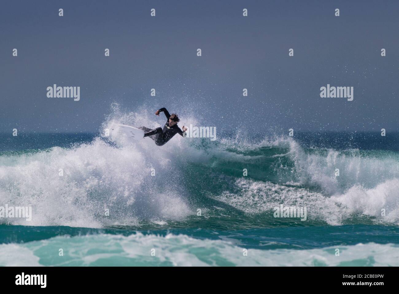 Wild spektakuläre Surfaktion als Surfer reitet eine Welle am Fistral in Newquay in Cornwall. Stockfoto