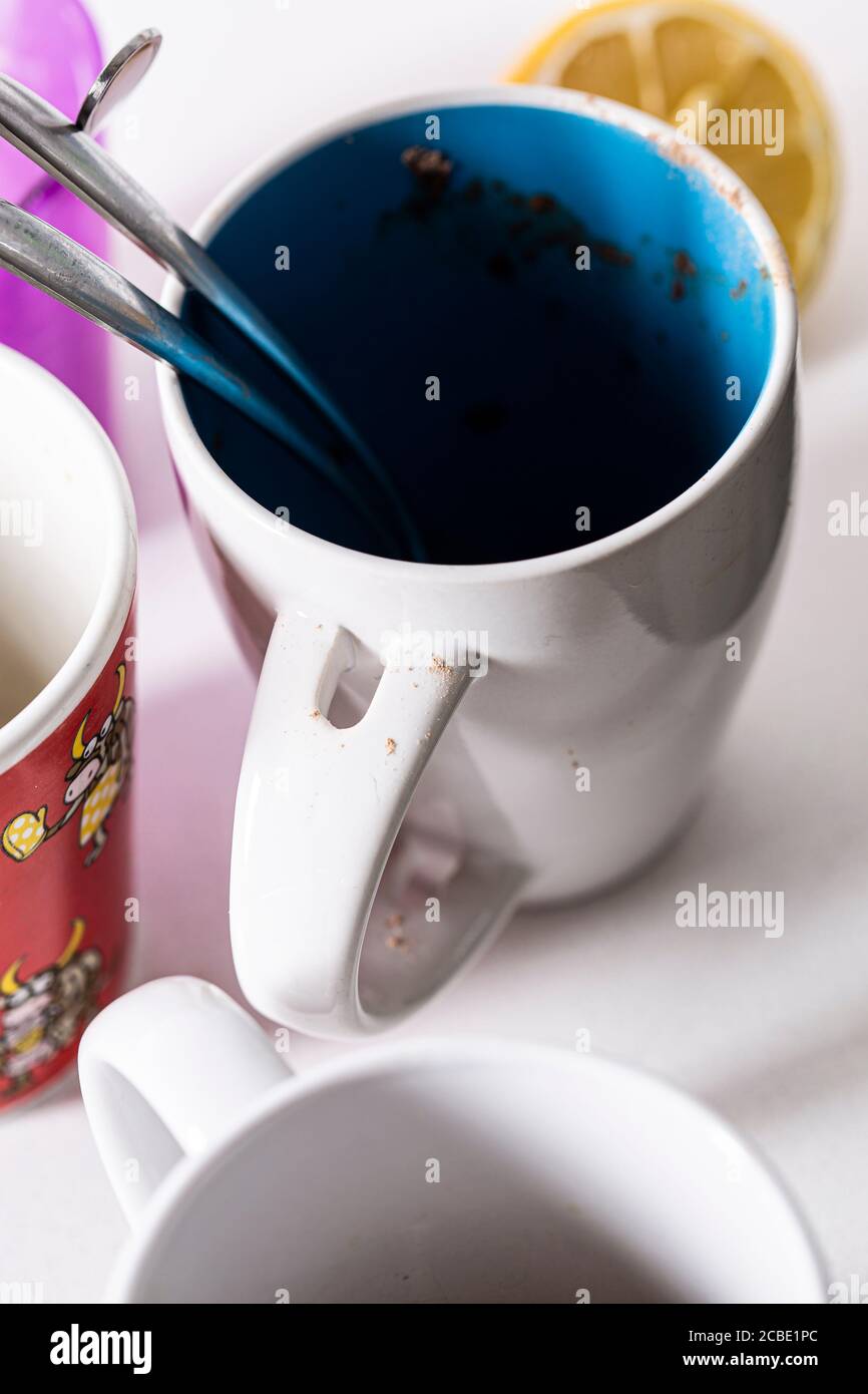 Weiß und blau schmutzige Tasse auf Hausküche bereit Gereinigt werden Stockfoto