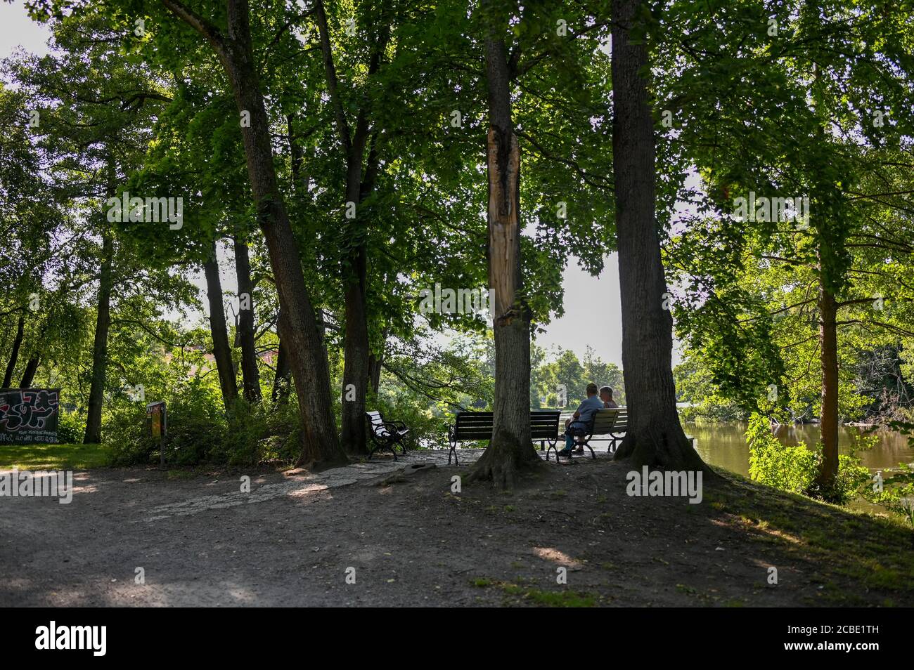 Sonniger Sommertag im Stadtpark Abackarna am Motala Fluss in Norrkoping. Norrkoping ist eine historische Industriestadt in Schweden. Stockfoto