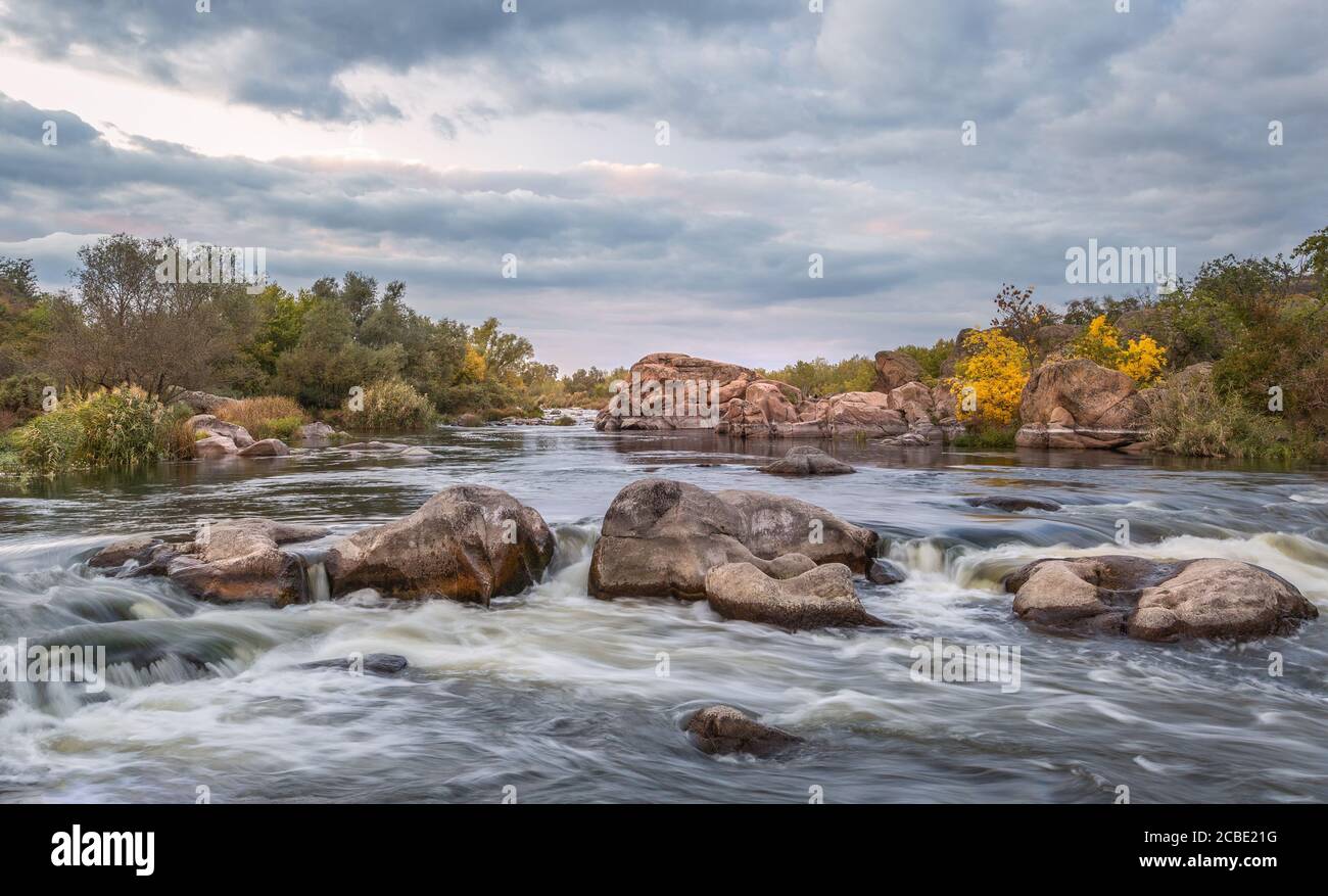 Blick auf die Stromschnellen von Southern Bug; Wasserlandschaft der perfekte Ort für Rafting bei Sonnenuntergang; Frühherbstlandschaft Stockfoto