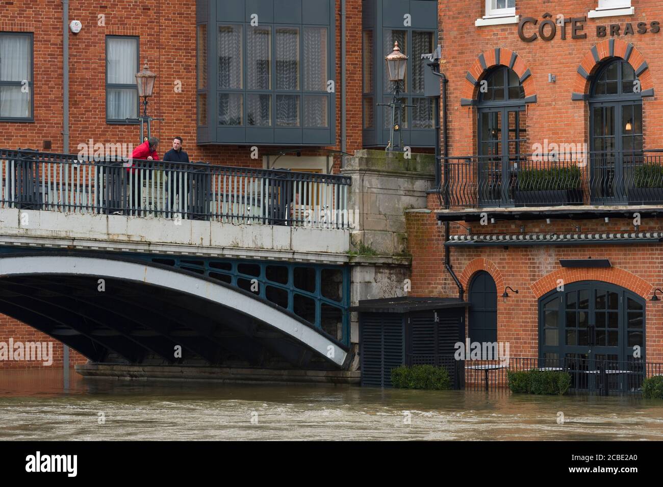 Überflutete Grundstücke am Ufer der Themse in Windsor, nachdem die Themse ihre Ufer platzte. Windsor, Berkshire, Großbritannien. Februar 2014, 10 Stockfoto