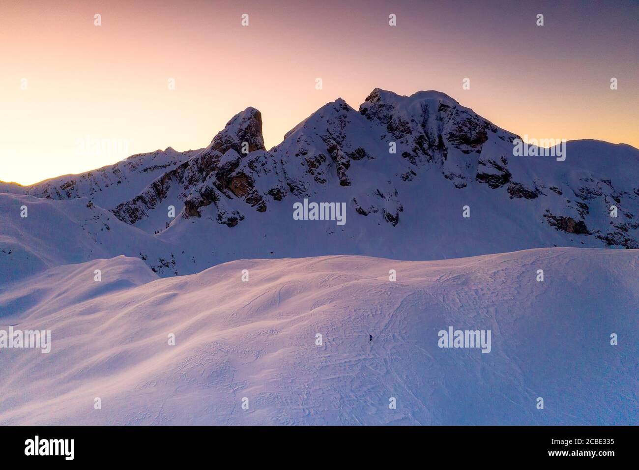 Lila Himmel bei Sonnenaufgang über Monte Cernera mit Schnee bedeckt, Luftbild, Dolomiten, Provinz Belluno, Venetien, Italien Stockfoto