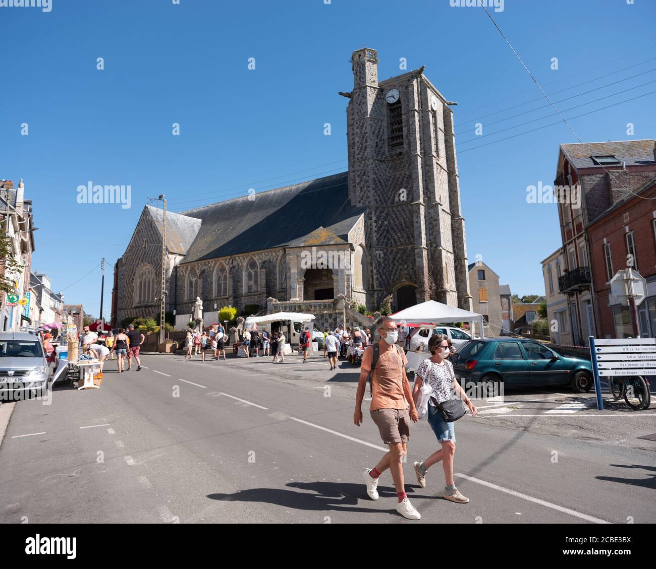 Menschen auf dem Markt in der Nähe der Kirche von ault in der französisch-normandie Stockfoto