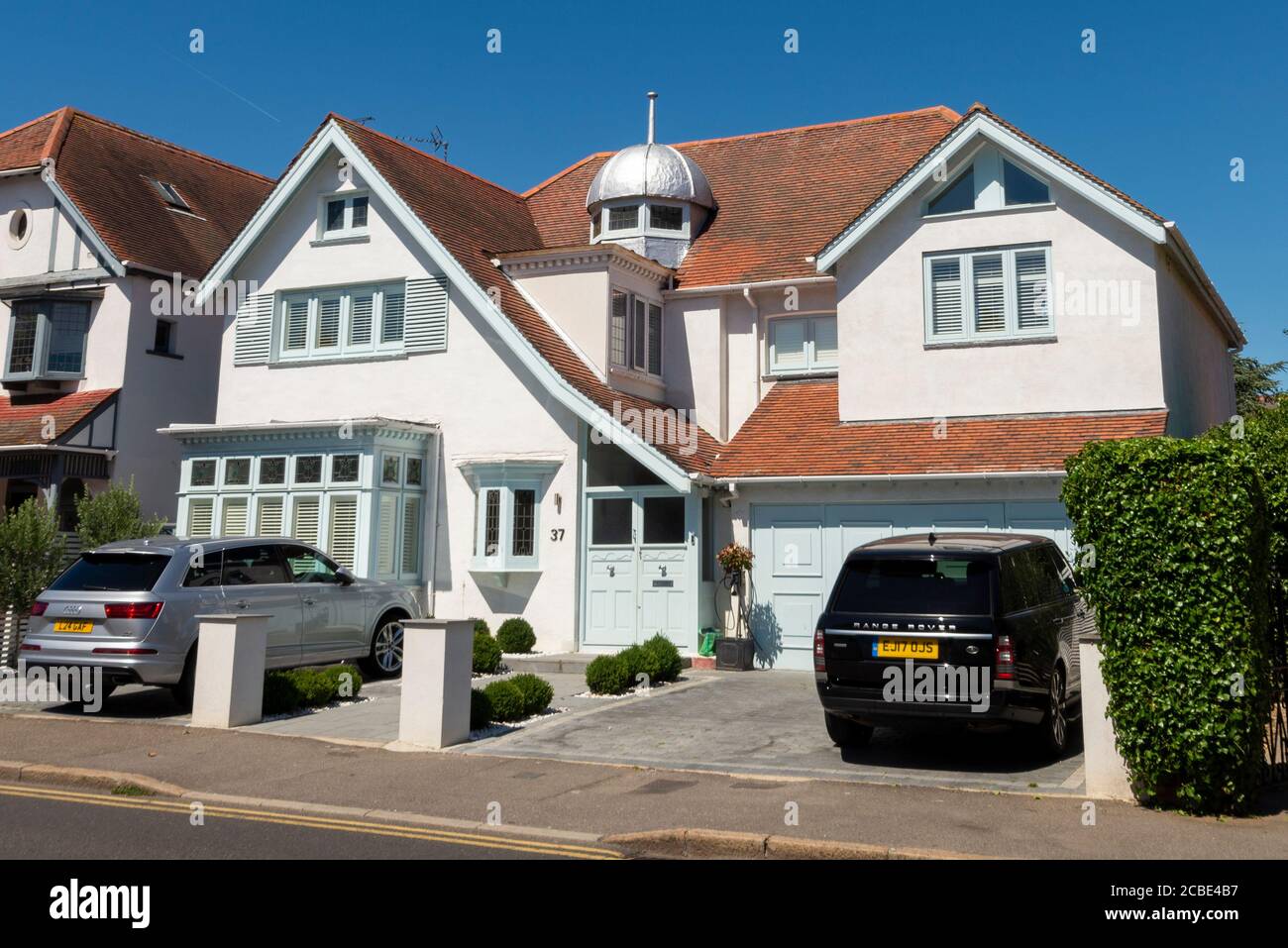 Exklusives Anwesen in Leigh on Sea, Essex, UK, mit neugierigen silbernen gewölbten Dach Erweiterung. Seltsame moderne Architektur. Ungewöhnliche Hinzufügung Stockfoto