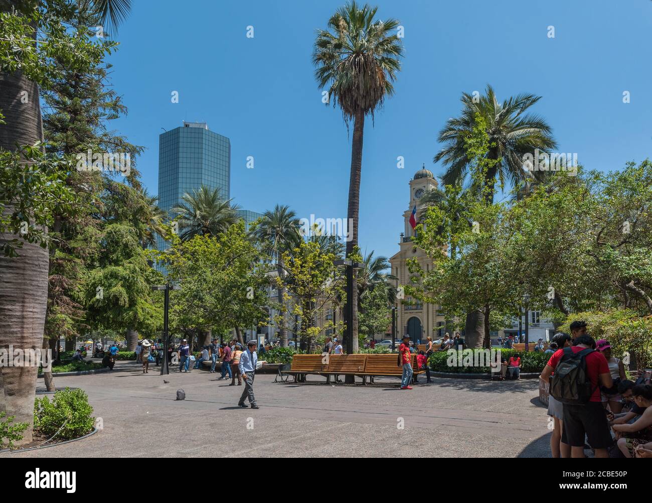 Nicht identifizierte Menschen gehen auf dem Plaza de Armas im Zentrum von Santiago, Chile Stockfoto