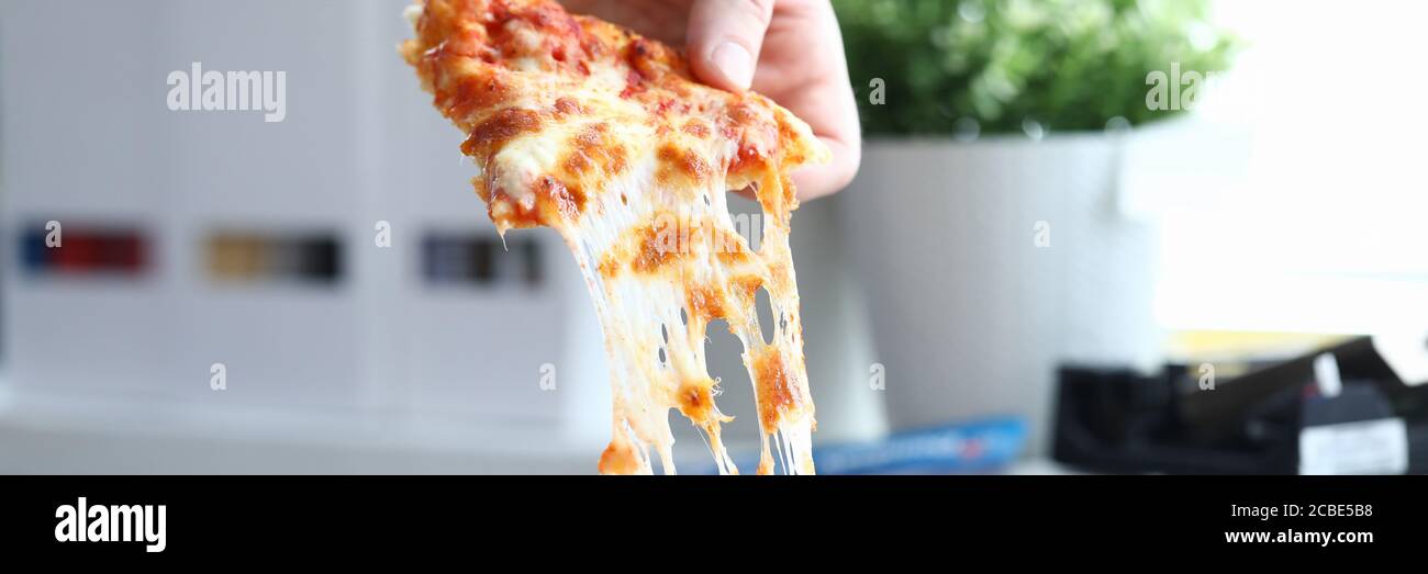 Hand nimmt ein Stück köstliche heiße Pizza Nahaufnahme Stockfoto