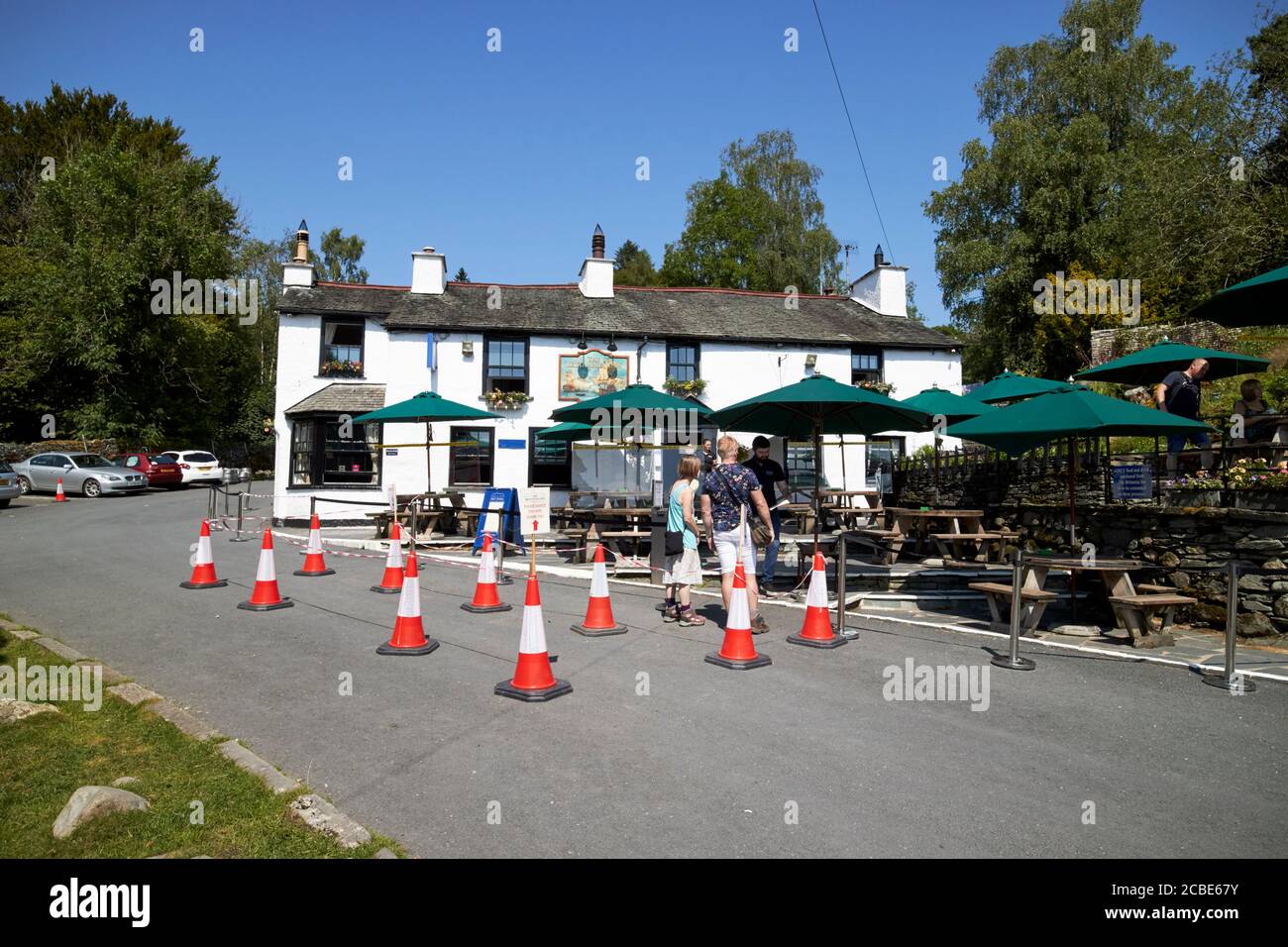 Maßnahmen zur sozialen Distanzierung außerhalb eines der britannia Inn Pub während der covid-19 Coronavirus Ausbruch in der lake District cumbria engl Stockfoto