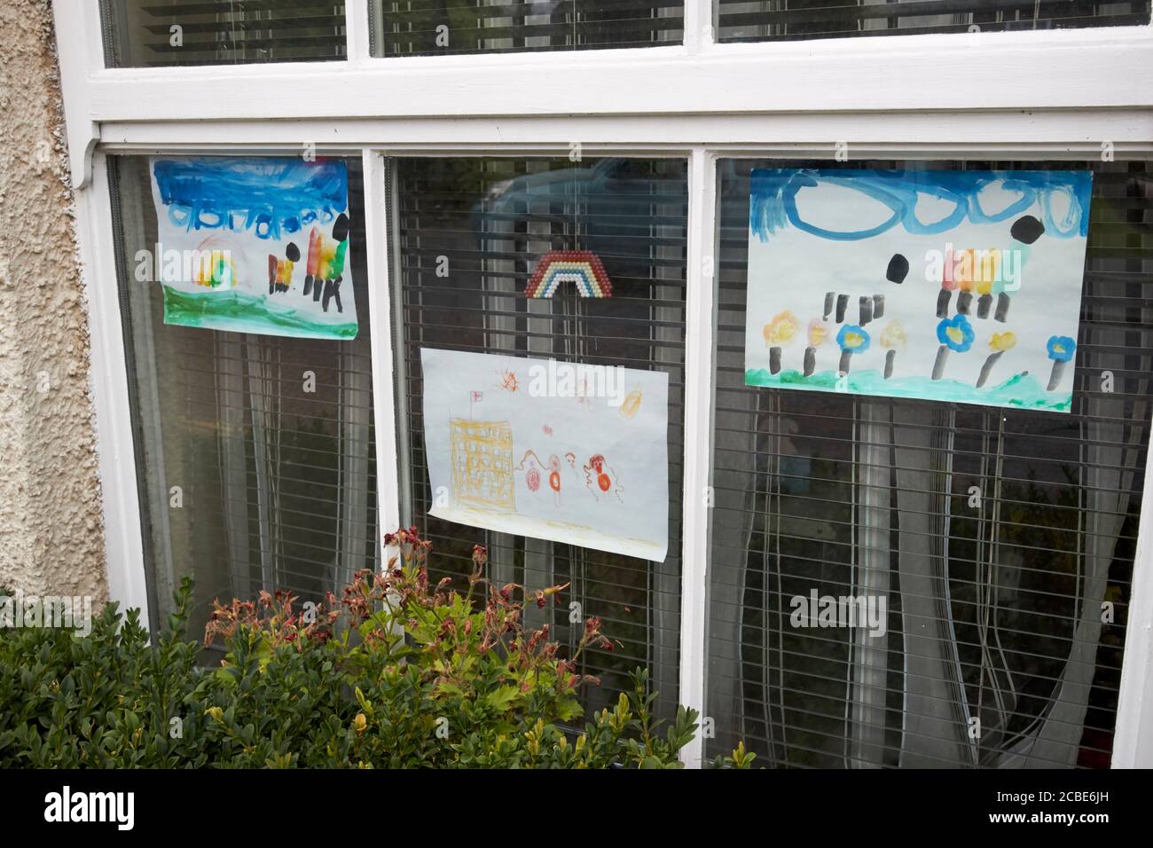 regenbogenplakate von Kindern für den nhs platziert fenster während covid-19 Pandemie See Bezirk cumbria england großbritannien Stockfoto