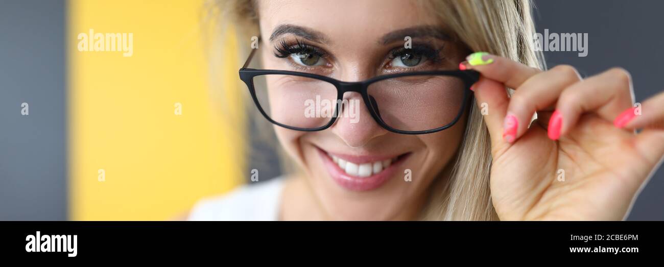 Hübsche Erwachsene in weißem Top Stockfoto