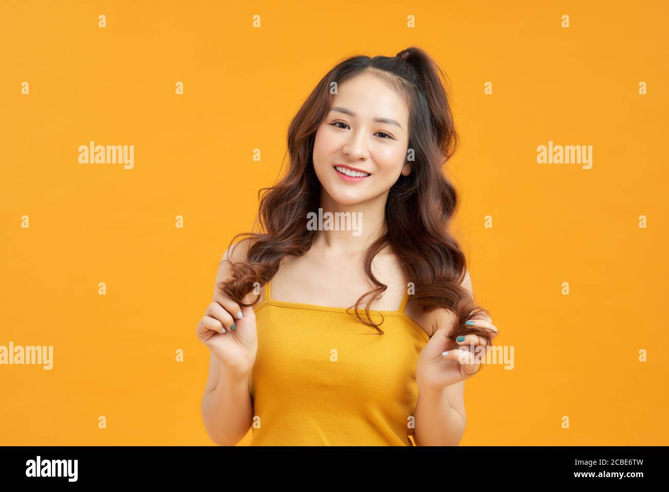 Portrait glücklich junge asiatische Frau Gefühl sorglos Lachen positive Emotion Auf gelbem Hintergrund Stockfoto