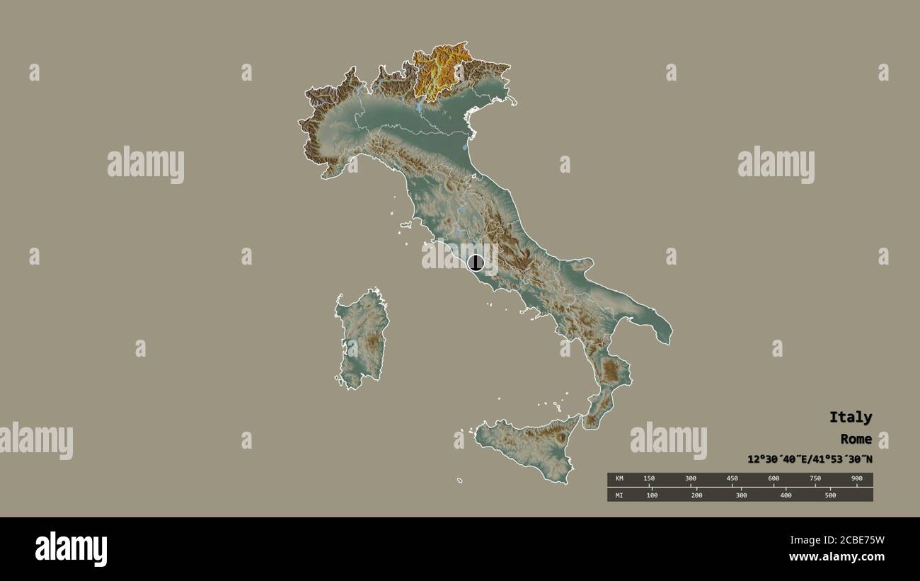 Entsättigte Form von Italien mit seiner Hauptstadt, Hauptregionalteilung und dem abgetrennten Trentino-Südtirol-Gebiet. Beschriftungen. Topografische Reliefkarte. 3D ren Stockfoto