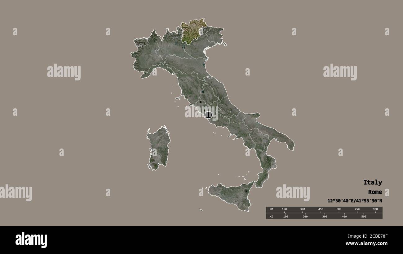 Entsättigte Form von Italien mit seiner Hauptstadt, Hauptregionalteilung und dem abgetrennten Trentino-Südtirol-Gebiet. Beschriftungen. Satellitenbilder. 3D-Renderin Stockfoto