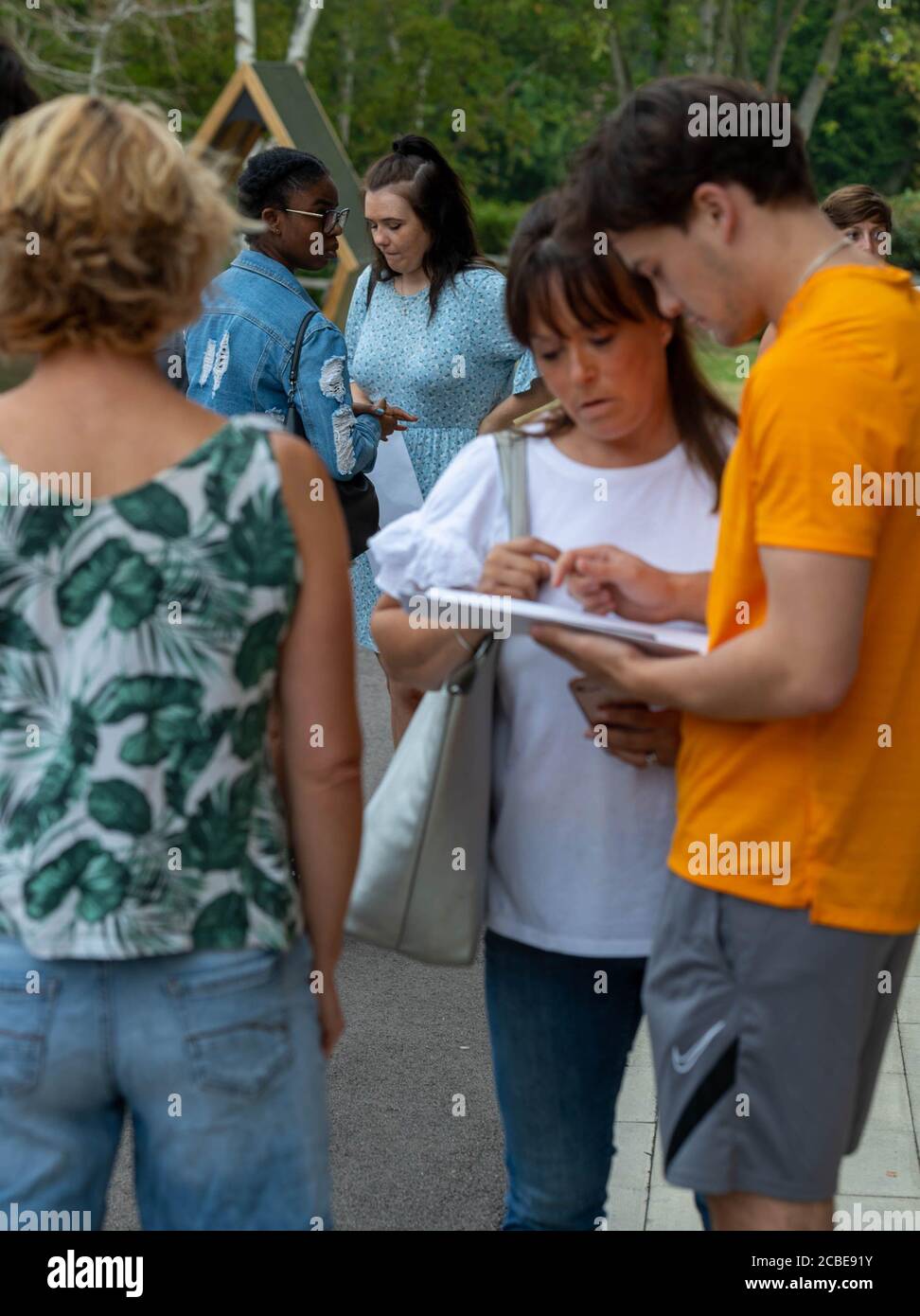 Brentwood Essex 13. August 2020 sozial distanzierter 'A'-Level-Ergebnistag an der Becket Keys School Brentwood Essex UK Credit: Ian Davidson/Alamy Live News Stockfoto