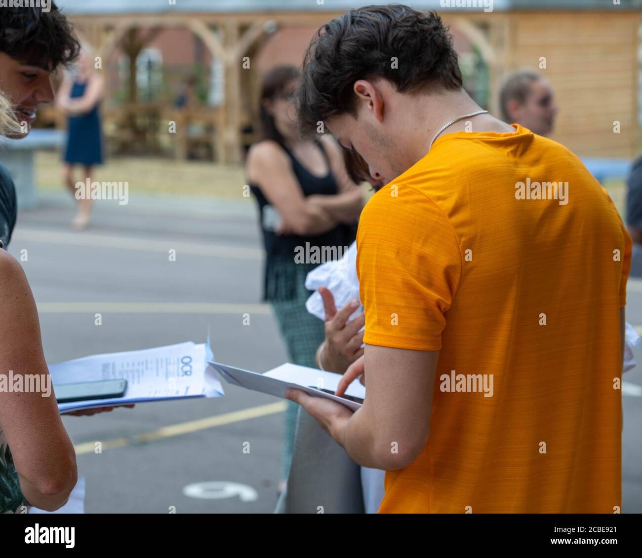 Brentwood Essex 13. August 2020 sozial distanzierter 'A'-Level-Ergebnistag an der Becket Keys School Brentwood Essex UK Credit: Ian Davidson/Alamy Live News Stockfoto