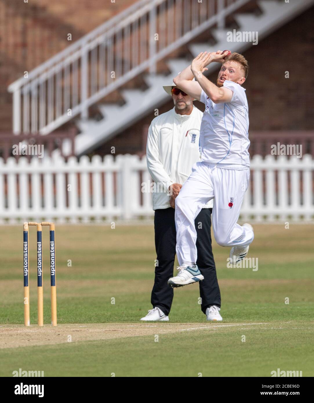 Derbyshire Ed Barnes Bowling in einem Bob Willis Trophy Spiel gegen Leicestershire. Stockfoto