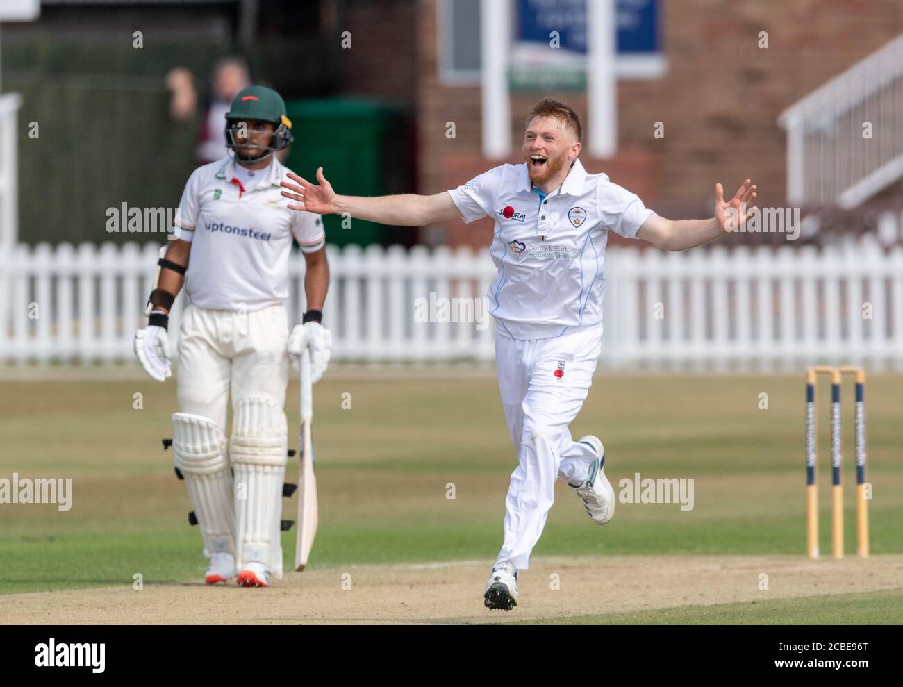 Derbyshire Ed Barnes feiert sein zweites Wicket gegen Leicestershire in Ein Bob Willis Trophy Spiel Stockfoto