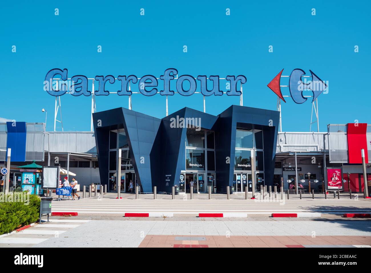 EL PRAT DE LLOBREGAT, SPANIEN - 7. AUGUST 2020: Ein Blick auf die Hauptfassade des Carrefour Hypermarktes, einer beliebten Hypermarktkette in Spanien, und einer der Stockfoto
