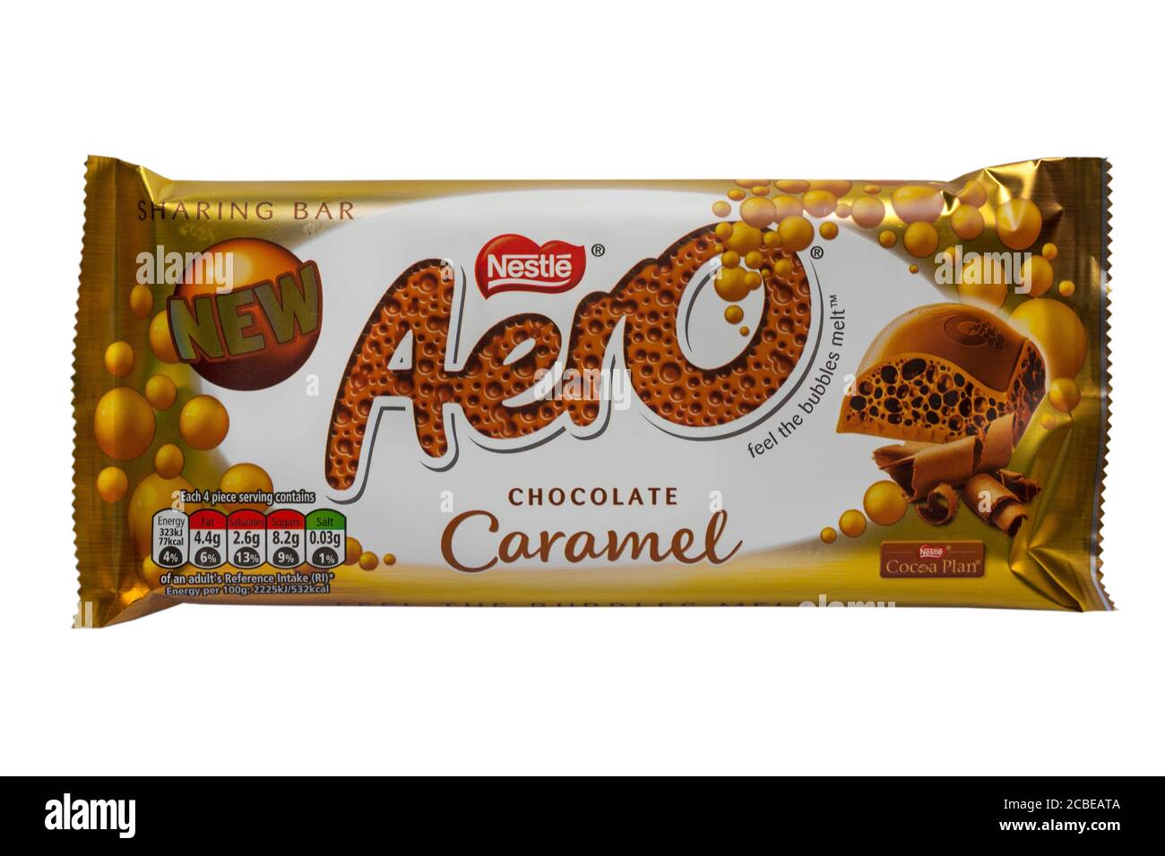 Neue Tafel von Nestle Aero Schokolade Karamell Tafel von Schokolade Isoliert auf weißem Hintergrund - fühlen Sie die Blasen schmelzen Stockfoto