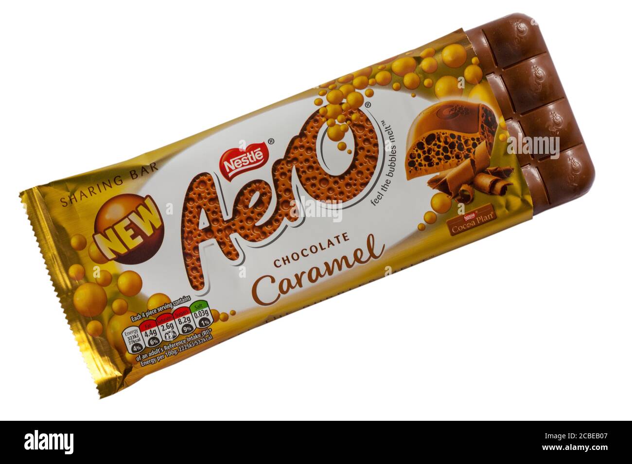 Neue Tafel von Nestle Aero Schokolade Karamell Tafel von Schokolade Geöffnet, um Inhalte isoliert auf weißem Hintergrund anzuzeigen - Gefühl Die Blasen schmelzen Stockfoto