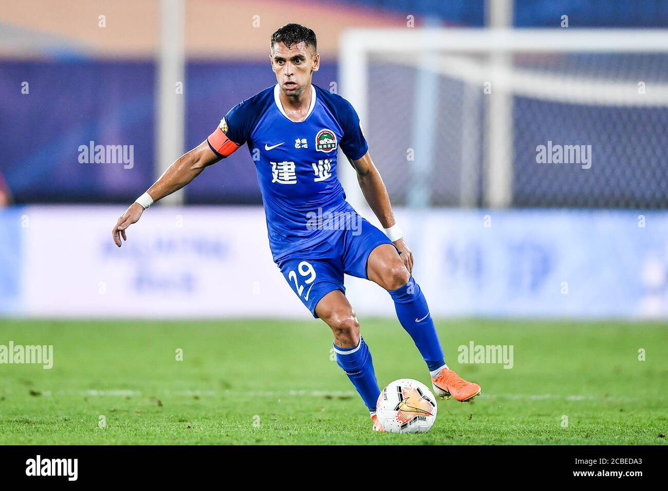 Der brasilianische Fußballspieler Olivio da Rosa, auch bekannt als Ivo, von Henan Jianye F.C. hält den Ball beim vierten Spiel der 2020 Chinese Super League (CSL) gegen Shenzhen F.C., Dalian City, Nordost Chinas Provinz Liaoning, 10. August 2020. Shenzhen F.C. wurde von Henan Jianye F.C. mit 1:2 besiegt. Stockfoto