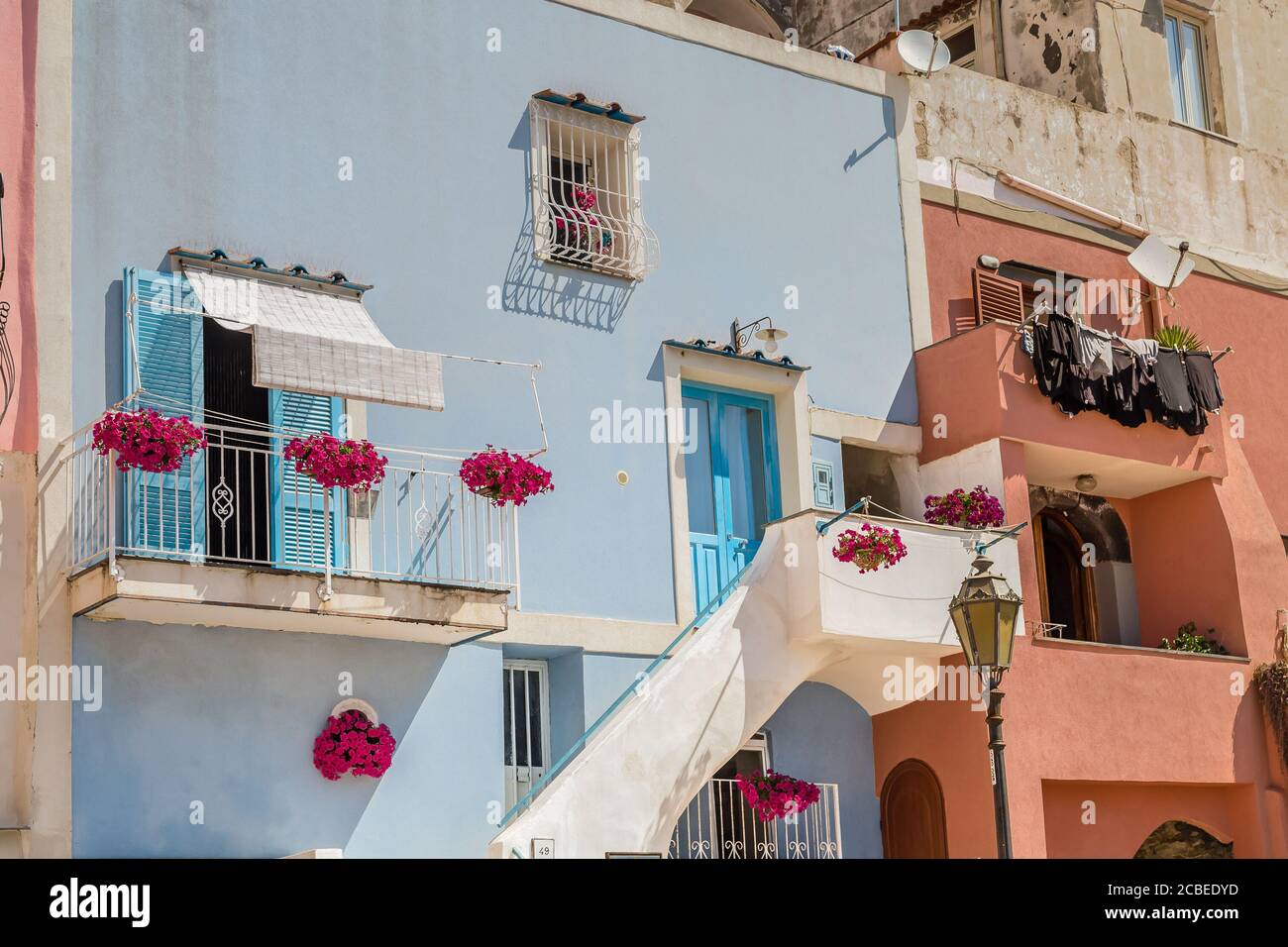 mediterranes Haus mit Kleidung zum Trocknen in Italien Stockfoto
