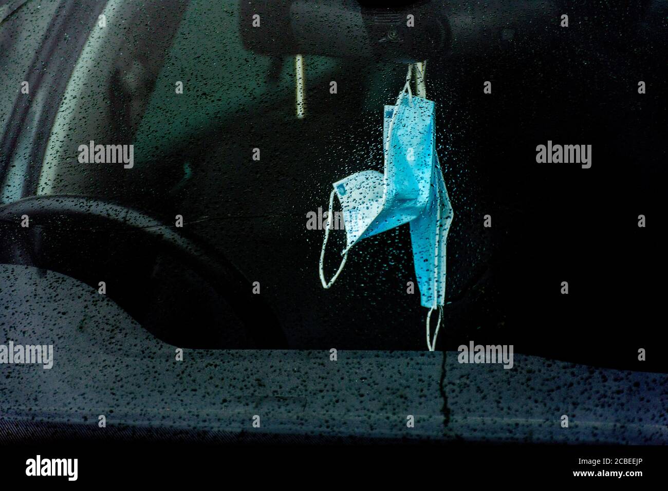 Ardara, County Donegal, Irland. August 2020. An einem regnerischen Tag an der Nordwestküste hängen Gesichtsmasken am Rückspiegel eines Autos. Zeichen der Zeit während der Covid-19, Coronavirus Pandemie. Stockfoto