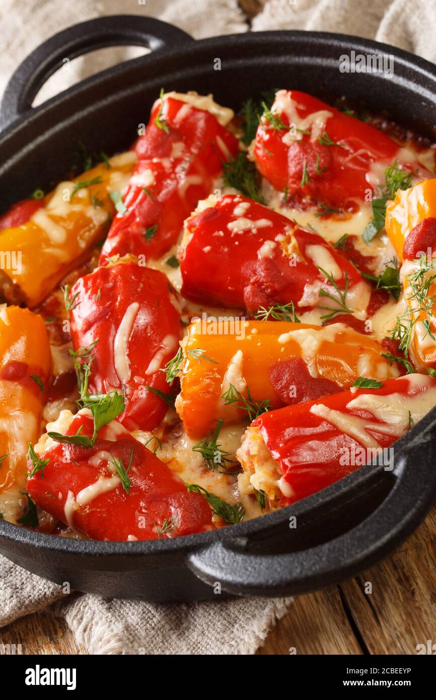 Gefüllte Paprika mit Reis und Fleisch gebacken mit Käse und Tomaten  close-up in einer Pfanne auf dem Tisch. Vertikal Stockfotografie - Alamy