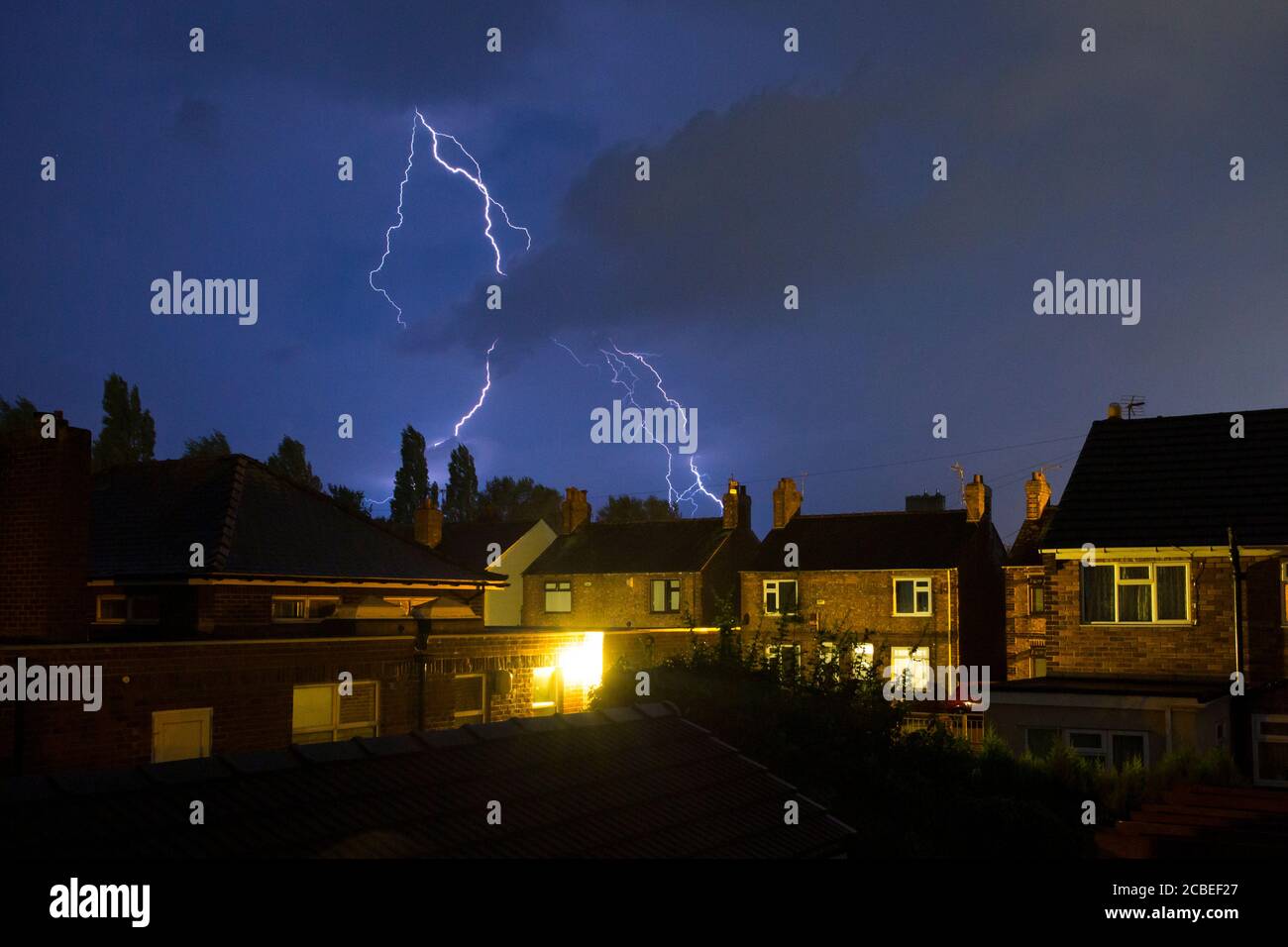 Spektakuläre Wolke zu Boden Gabel Blitz UK aug 2020 Stockfoto