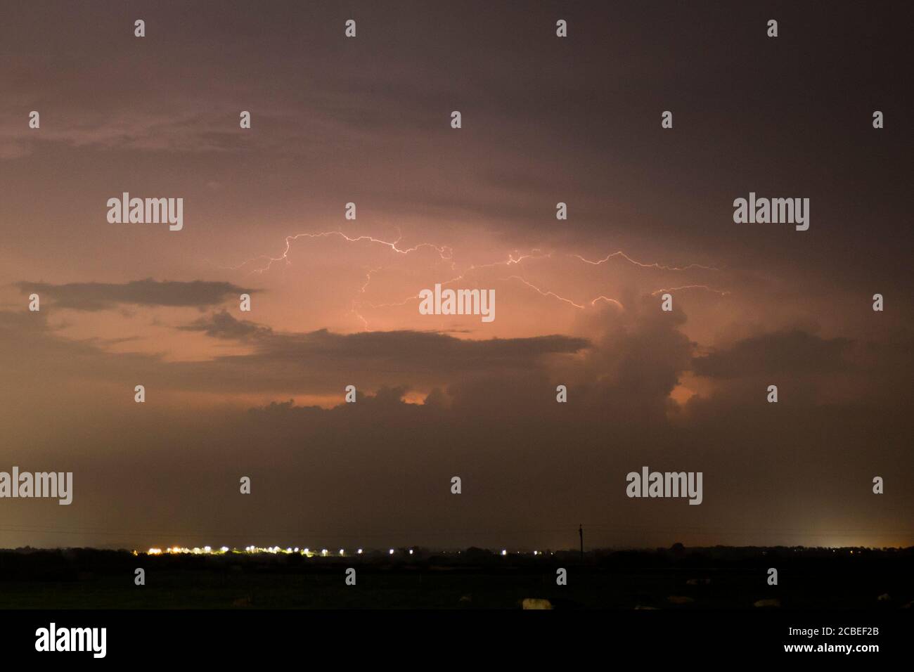 Spektakuläre Wolke zu Wolke Blitz aug 2020 Großbritannien Stockfoto