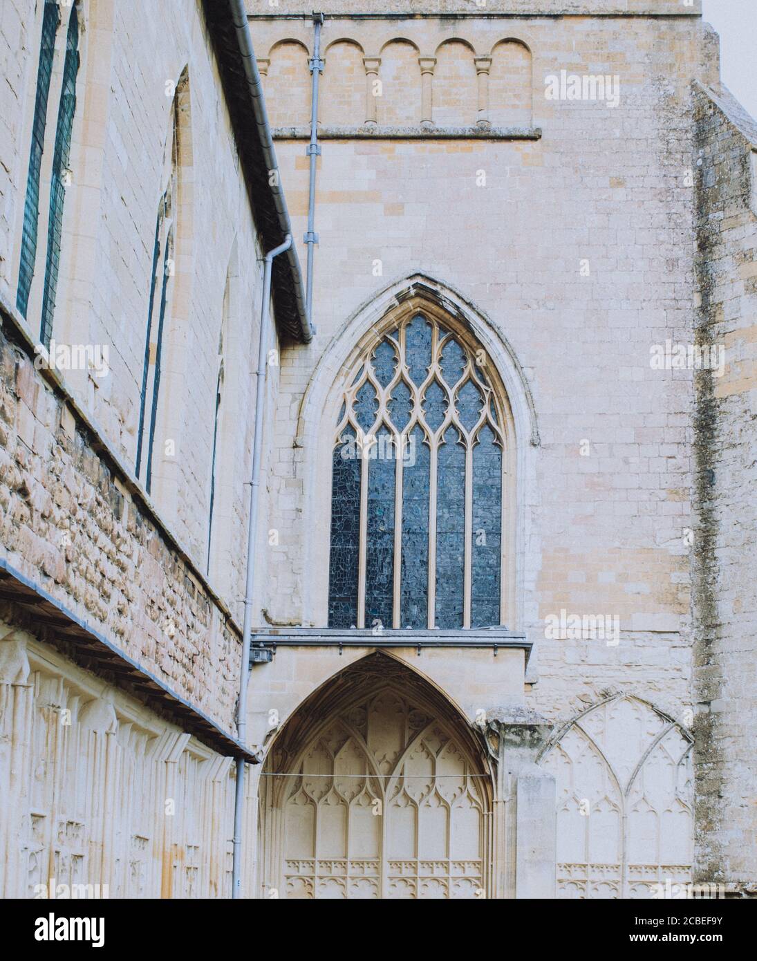 GLOUCESTERSHIRE, GROSSBRITANNIEN - 19. Jul 2020: Historische Tewkesbury Abbey in the Sunshine, Gloucestershire, Severn Vale, Großbritannien Stockfoto