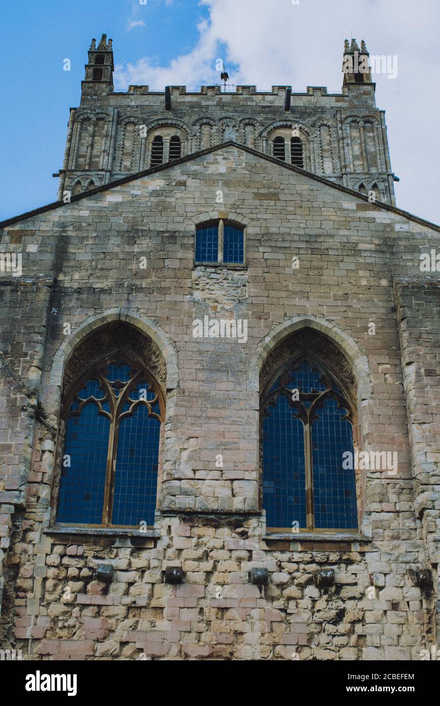 GLOUCESTERSHIRE, GROSSBRITANNIEN - 19. Jul 2020: Historische Tewkesbury Abbey in the Sunshine, Gloucestershire, Severn Vale, Großbritannien Stockfoto