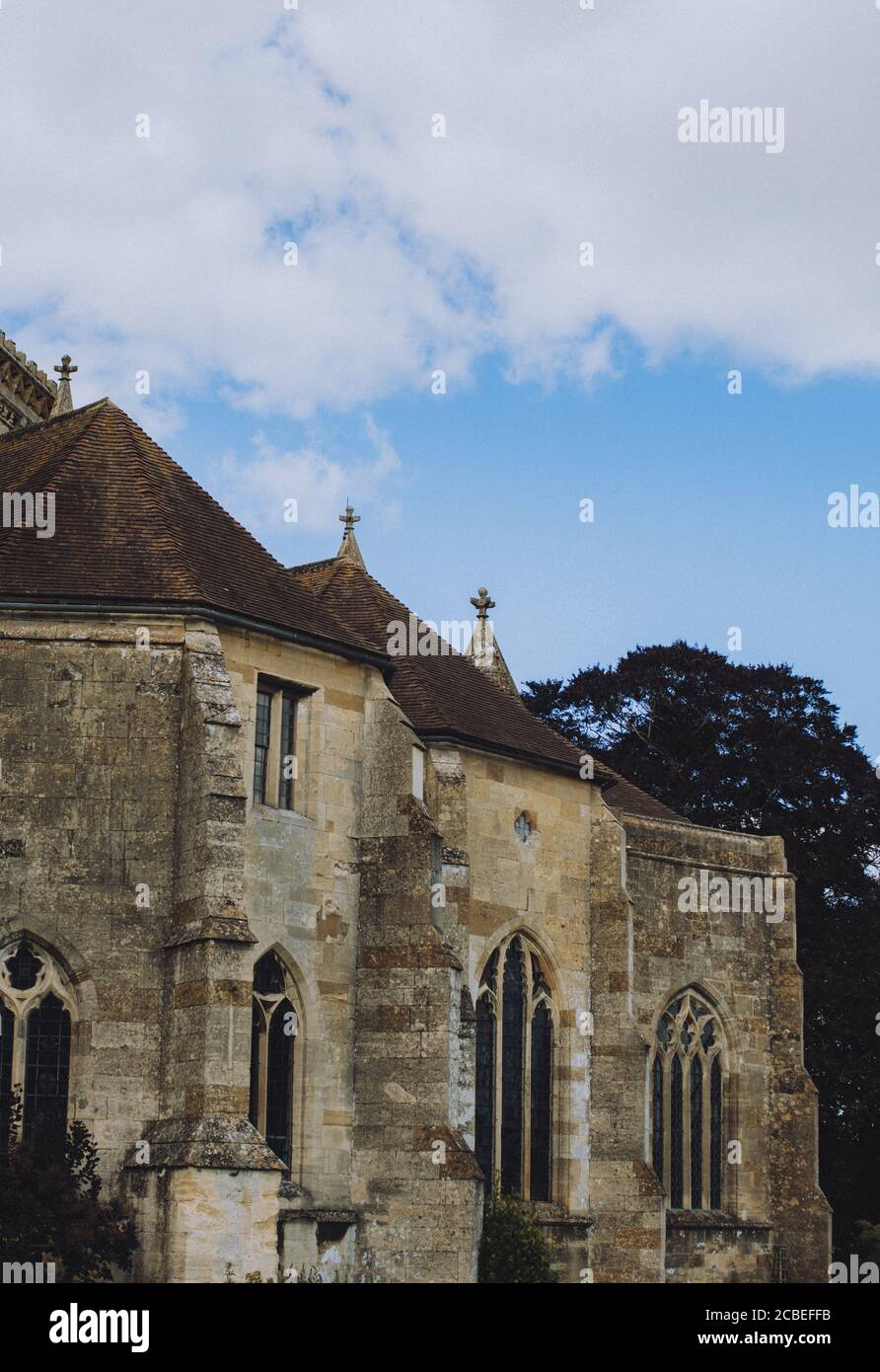 GLOUCESTERSHIRE, GROSSBRITANNIEN - 19. Jul 2020: Historische Tewkesbury Abbey in the Sunshine, Gloucestershire, Severn Vale, Großbritannien Stockfoto