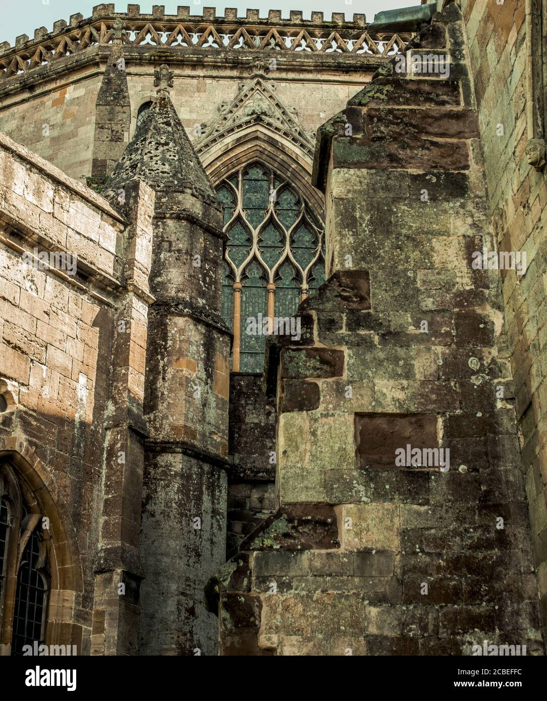 GLOUCESTERSHIRE, GROSSBRITANNIEN - 19. Jul 2020: Historische Tewkesbury Abbey in the Sunshine, Gloucestershire, Severn Vale, Großbritannien Stockfoto