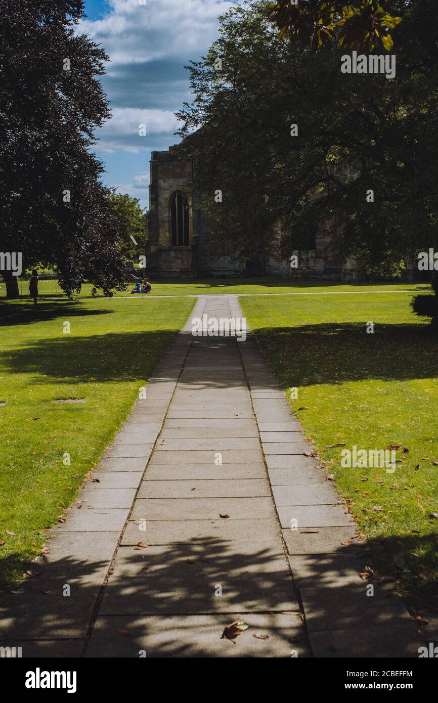 GLOUCESTERSHIRE, GROSSBRITANNIEN - 19. Jul 2020: Historische Tewkesbury Abbey in the Sunshine, Gloucestershire, Severn Vale, Großbritannien Stockfoto