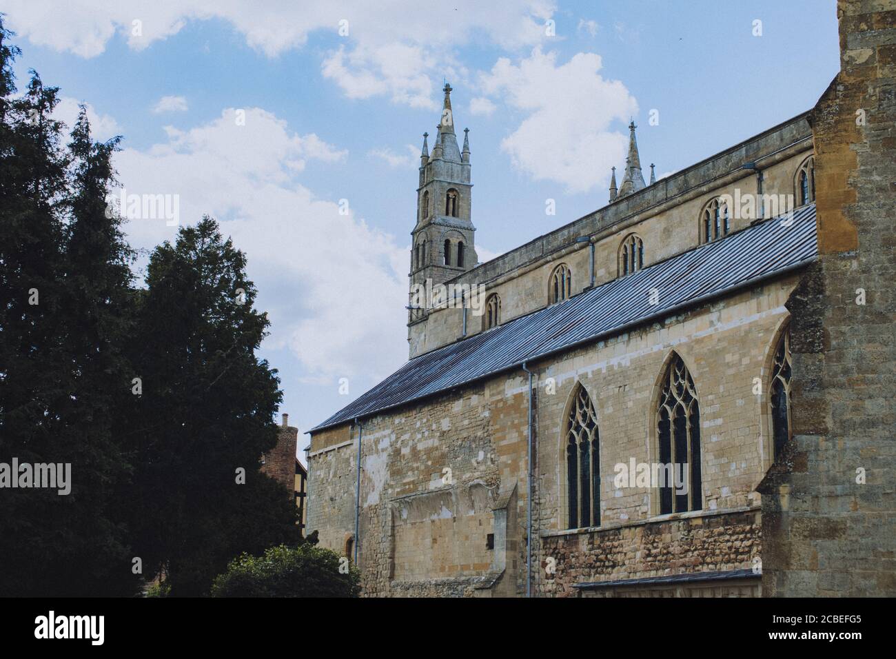 GLOUCESTERSHIRE, GROSSBRITANNIEN - 19. Jul 2020: Historische Tewkesbury Abbey in the Sunshine, Gloucestershire, Severn Vale, Großbritannien Stockfoto