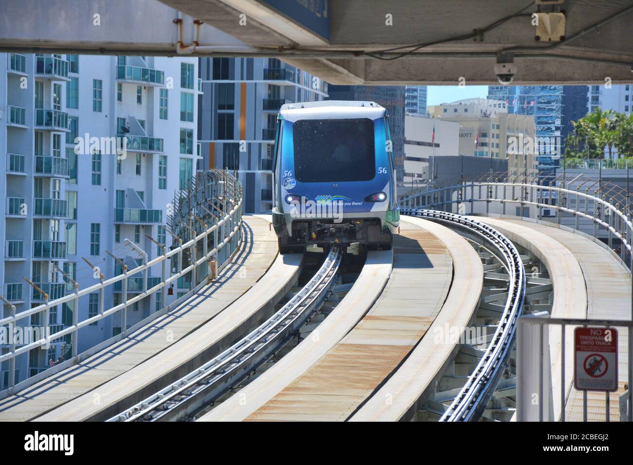 MIAMI, USA - 19. MÄRZ 2017 : Metromover Zug fährt zum Bahnhof in Downtown Miami. MetroMover ist ein kostenloses automatisches Transportsystem in Miami. Stockfoto