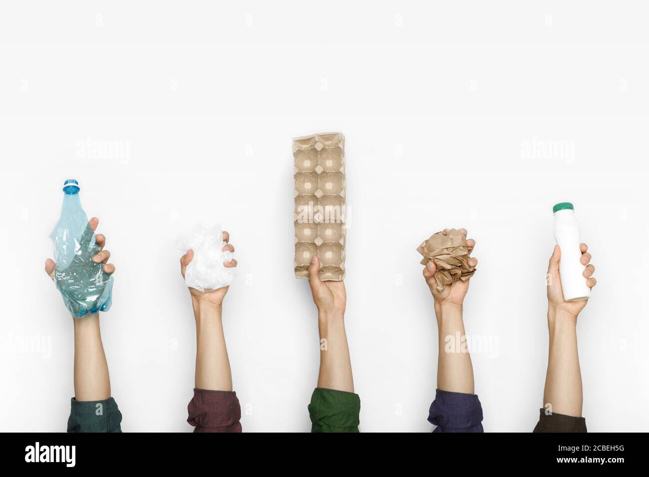Ökologie menschliche Hand hält Sachen für Recycling Stockfoto