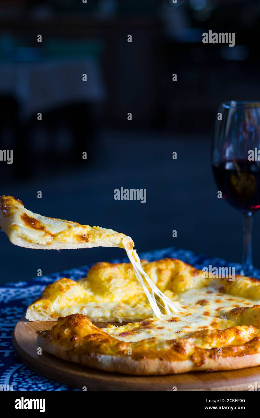 Georgische traditionelle Lebensmittel khachapuri, Käse und Brot. Tiflis, Georgien. Stockfoto