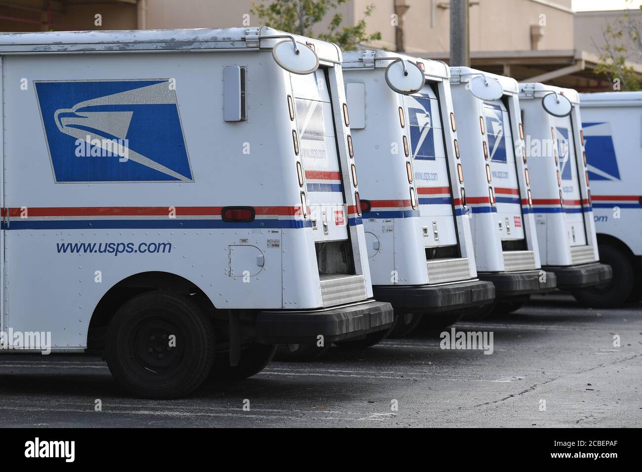 Pompano Beach, FL, USA. August 2020. Eine allgemeine Ansicht der US-Postzustellwagen, wie die Kongressdemokraten eine Untersuchung des Postmasters General Louis DeJoy und der Kostensenkungsmaßnahmen forderten, die die Postzustellung verlangsamt und die Post bei den letzten Primärwahlen in Stimmzettel verstrickt haben, da Florida am Mittwoch über 8,109 neue COVID-19-Fälle berichtete, Insgesamt wurden am 12. August 2020 in Pompano Beach, Florida, mehr als 550,901 Fälle von COVID-19 in den USA aufgenommen. Quelle: Mpi04/Media Punch/Alamy Live News Stockfoto