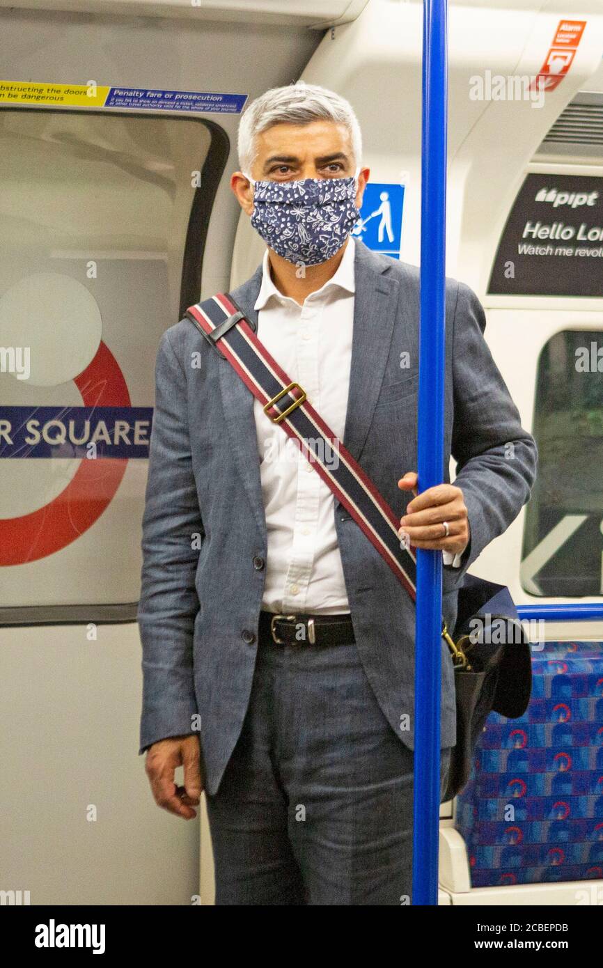 Der Bürgermeister von London, Sadiq Khan, geht zur Leicester Square U-Bahn Station, während er eine Maske trägt und nimmt einen TFL U-Bahn Zug, im Zentrum von London 13-08-2020 Stockfoto