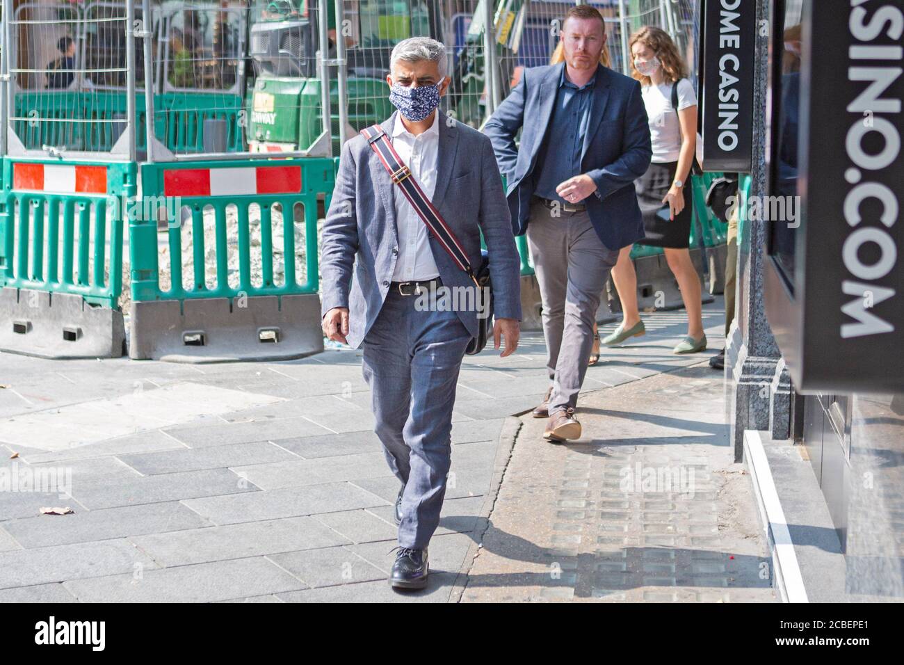 Der Bürgermeister von London, Sadiq Khan, geht zur Leicester Square U-Bahn Station, während er eine Maske trägt und nimmt einen TFL U-Bahn Zug, im Zentrum von London 13-08-2020 Stockfoto