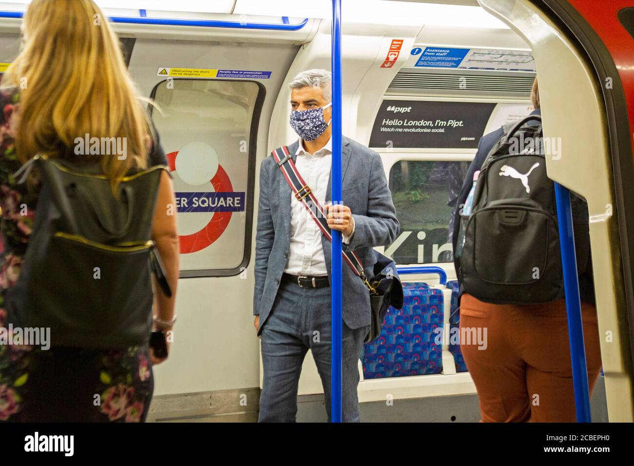 Der Bürgermeister von London, Sadiq Khan, geht zur Leicester Square U-Bahn Station, während er eine Maske trägt und nimmt einen TFL U-Bahn Zug, im Zentrum von London 13-08-2020 Stockfoto